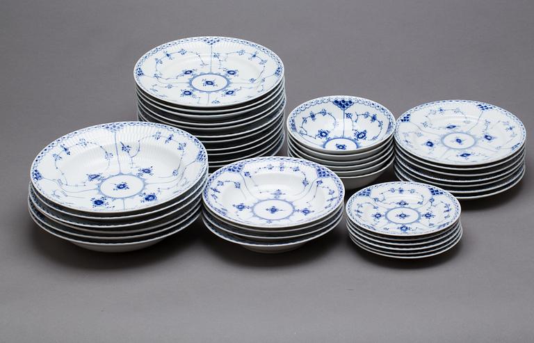 SERVIS, ca 65 delar, "Musselmalet", halvblond, Royal Copenhagen.