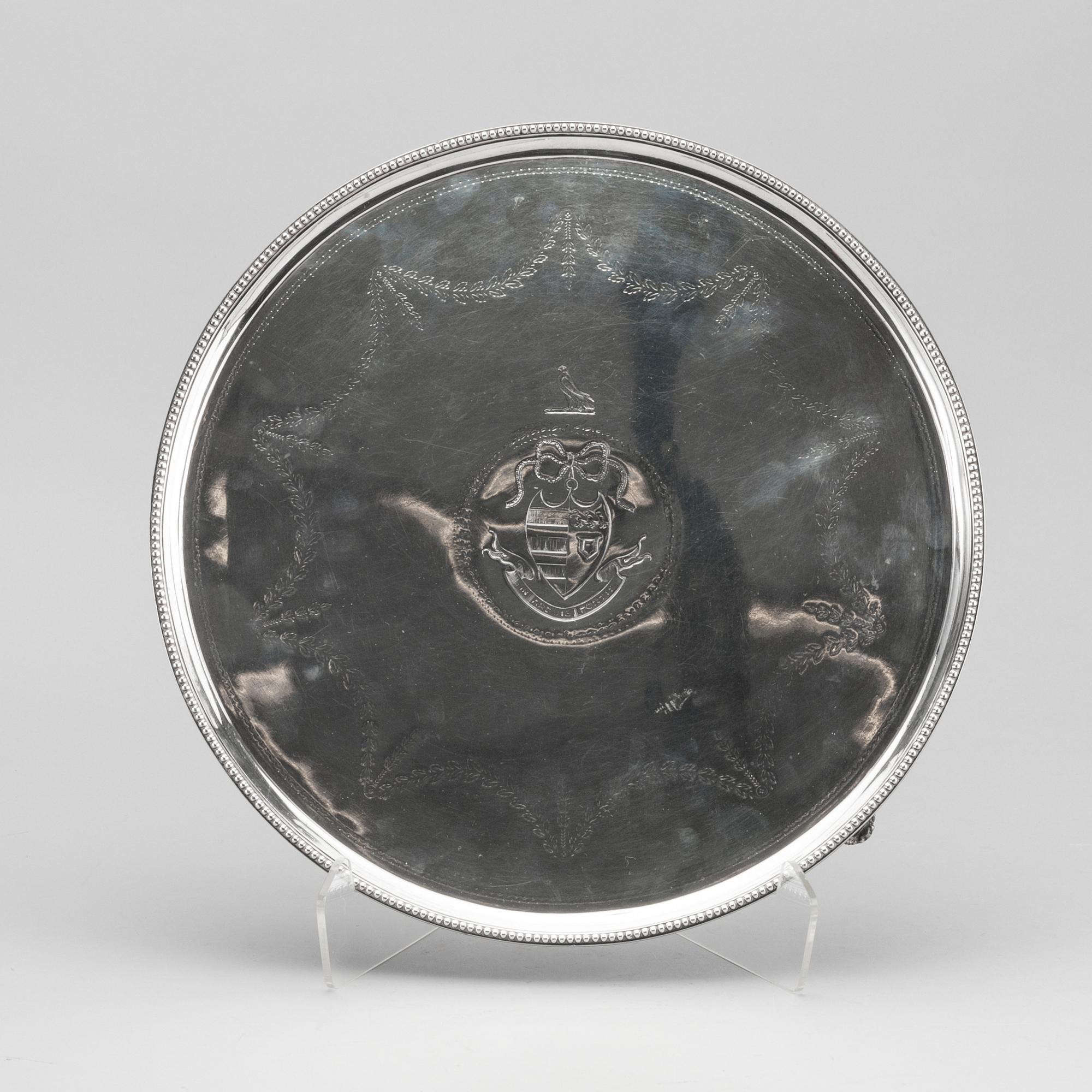 A SILVER SALVER BY JOHN CROUCH & THOMAS HANNAM, London 1782, weight c:a 1200 g.