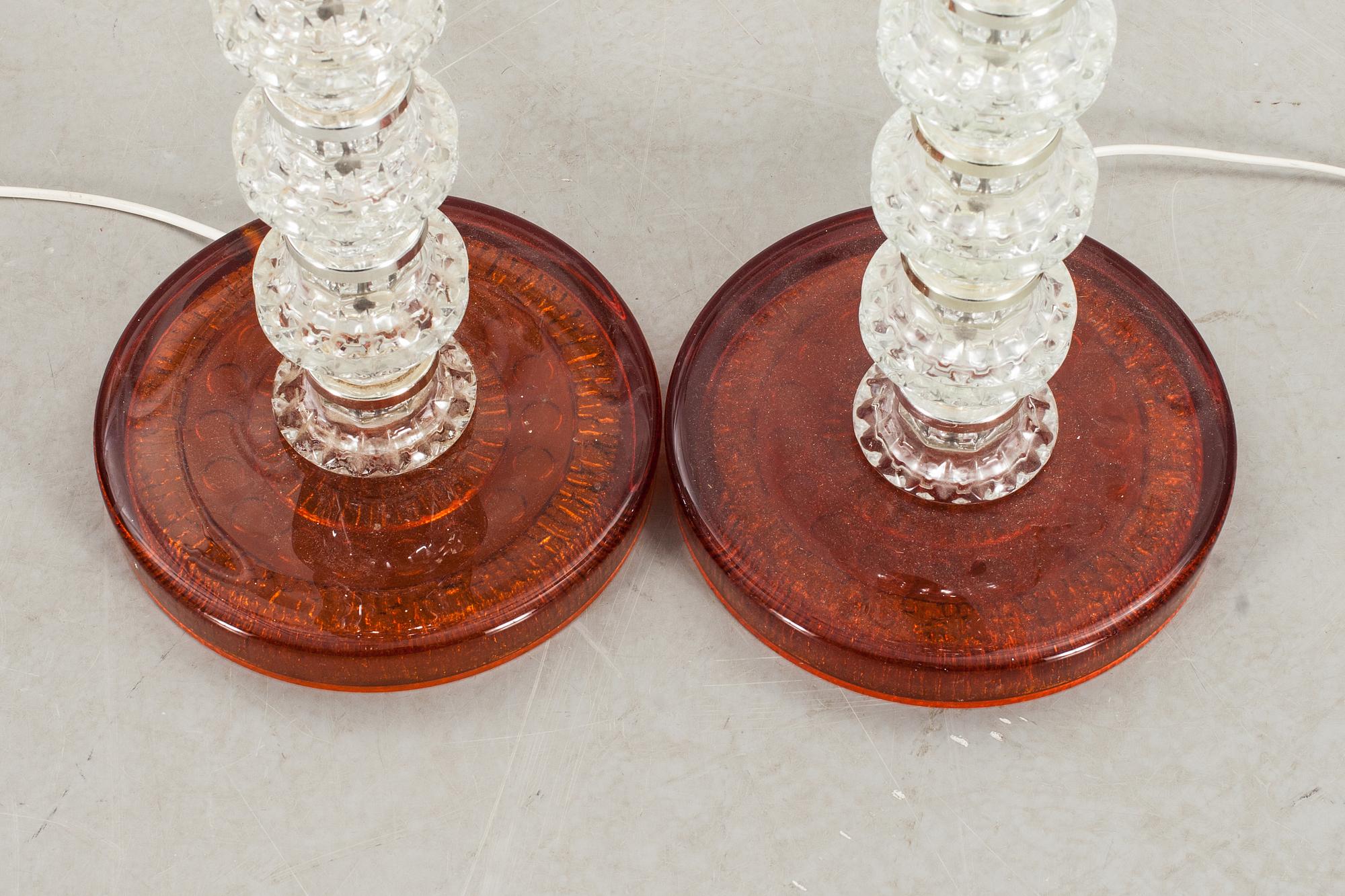 GOLVLAMPOR, 2 st  sannolikt Orrefors, 1900-tal.