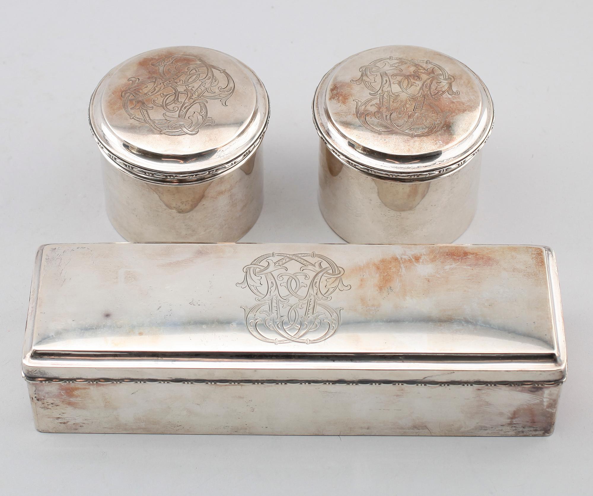 DOSOR, 3 delar, silver, C.G Hallberg, Stockholm 1917. Vikt ca 670 g.