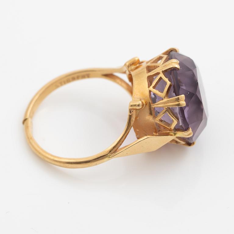 Ring, Stigbert, Engelbert 18K gold with amethyst.