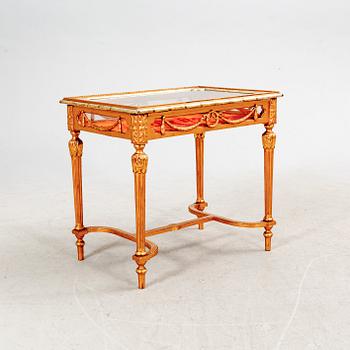 Display table in the Louis XVI style, first half of the 20th century.