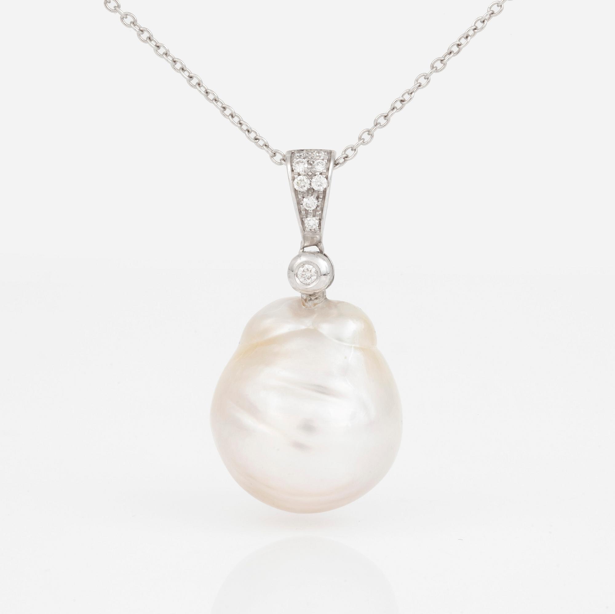 HÄNGE, med barockformad odlad 'South Sea' pärla och diamanter totalt ca 0.11 ct.