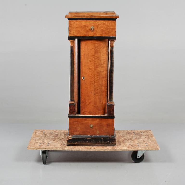 KOLONNSKÅP, Karl Johan, 1800-talets första hälft.