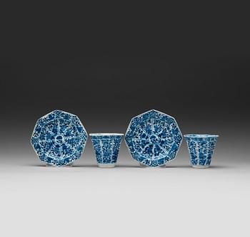 A pair of blue and white cups with saucers. Qing dynasty Kangxi(1662-1722).