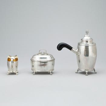 KAFFESERVIS, 3 delar, silver, empirestil, CG Hallberg, Stockholm 1910. Tot ca 1300 gram.