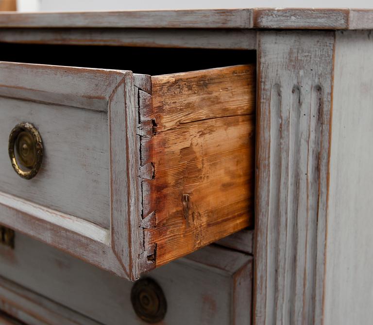 BYRÅ, sengustaviansk, omkring år 1800.