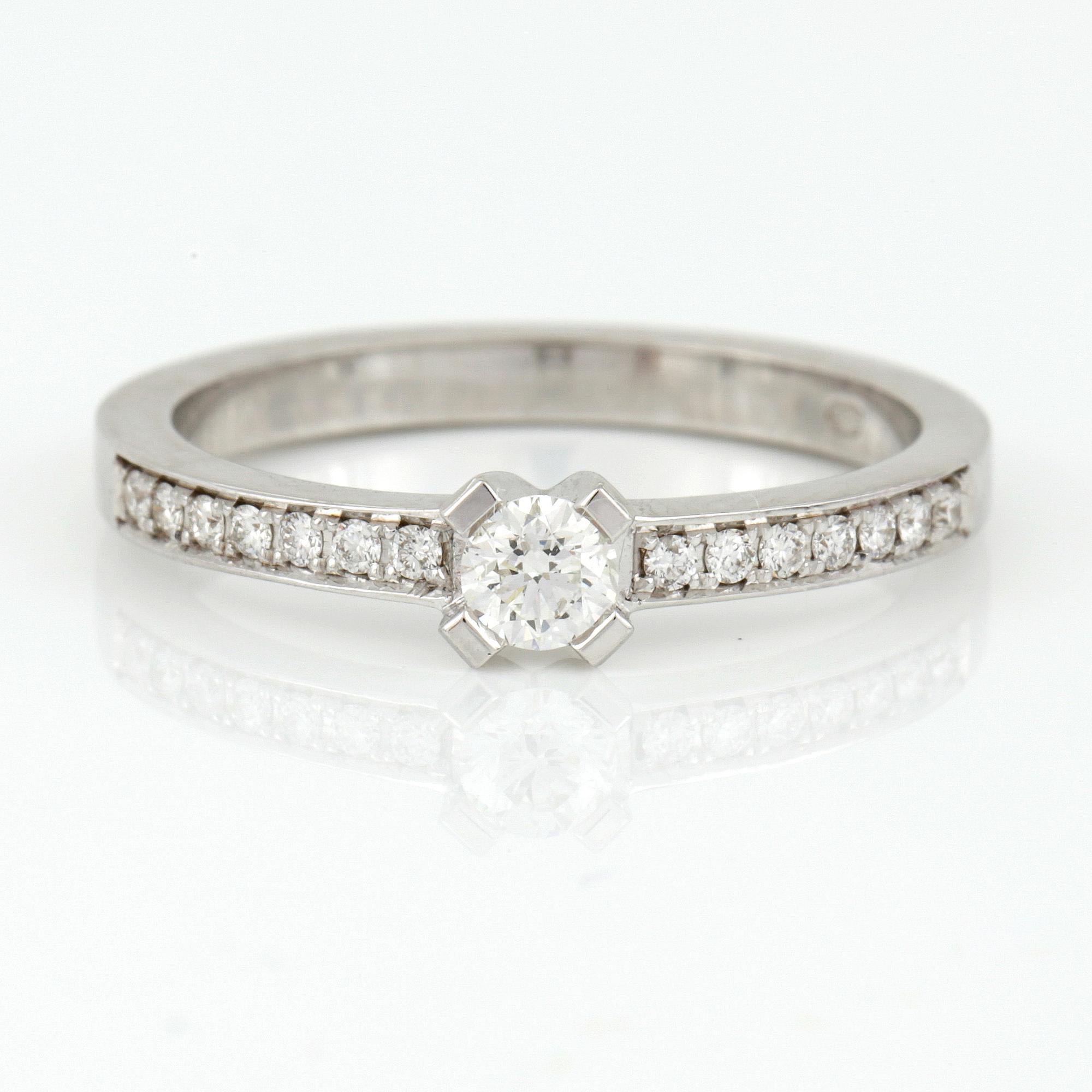 RING, 14K vitguld med briljantslipade diamanter, tot ca 0,32 ct. Vikt 3,20 g.