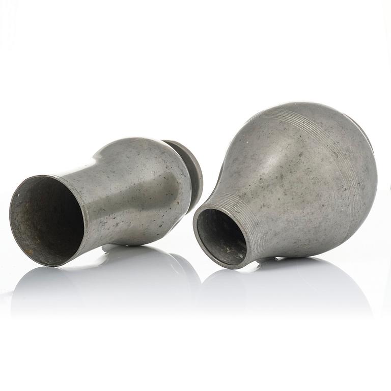 Nils Fougstedt, a set of two vases, Fabriksaktiebolaget Kronsilver, Stockholm, 1933-34.