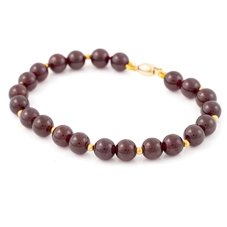 Bracelet with garnet beads and an 18K gold clasp.