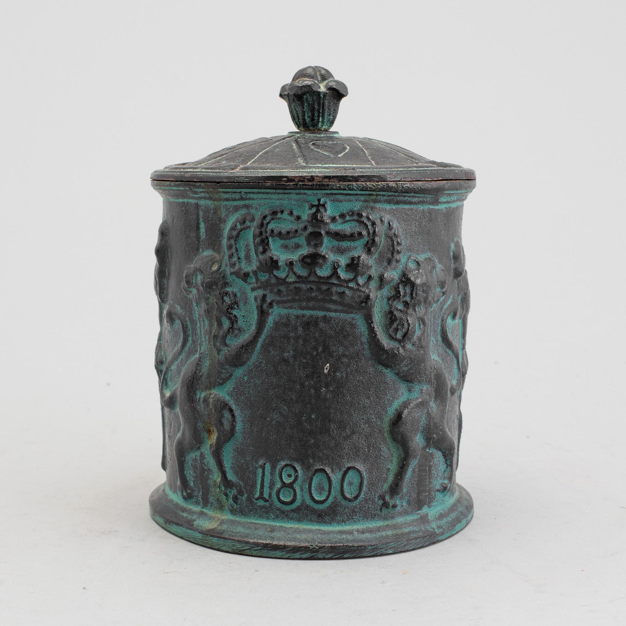 A tobacco jar, 20th century.