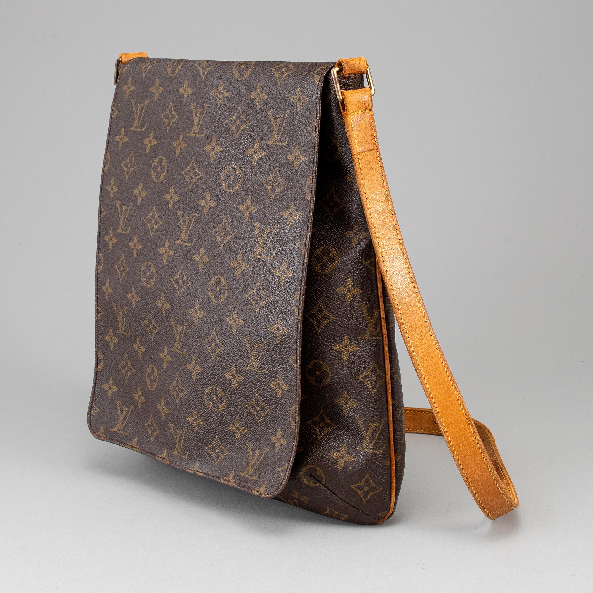 LOUIS VUITTON, a monogram canvas 'Musette' bag.