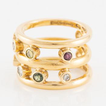 Ring 18K and 23K gold with diamonds in various colours.