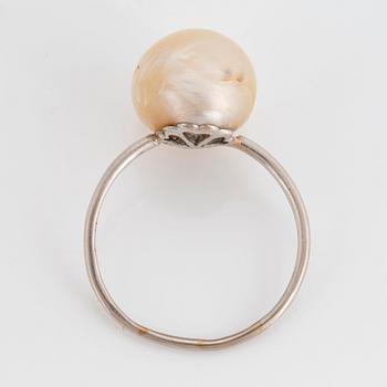 An 18K white gold ring set with a pearl, most likely natural.