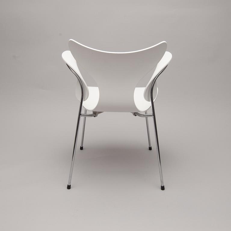 STOL, "Måsen / Liljan", Arne Jacobsen, Fritz Hansen, 2000-tal.