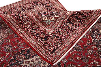 A Kashan carpet, c. 290 x 204 cm.