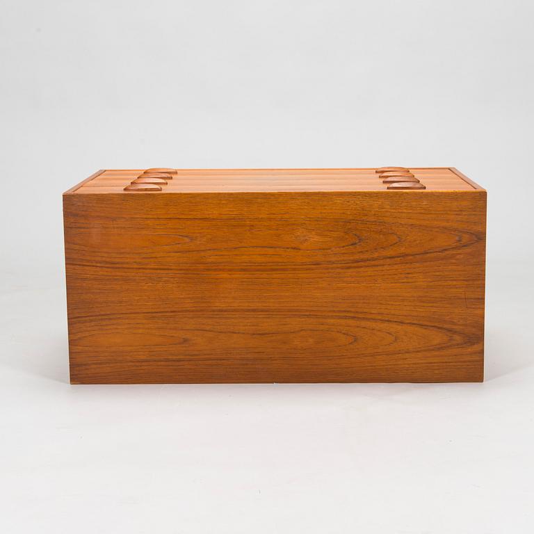 Kai Kristiansen, a teak veneered chest of drawers, FM mobler, Denmark, mid 20th century.