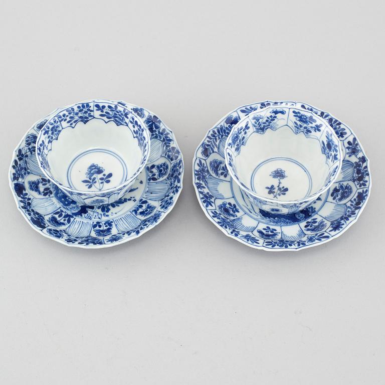 A pair of Kangxi  (1662-1722) Chinese porcelain cups with saucers.