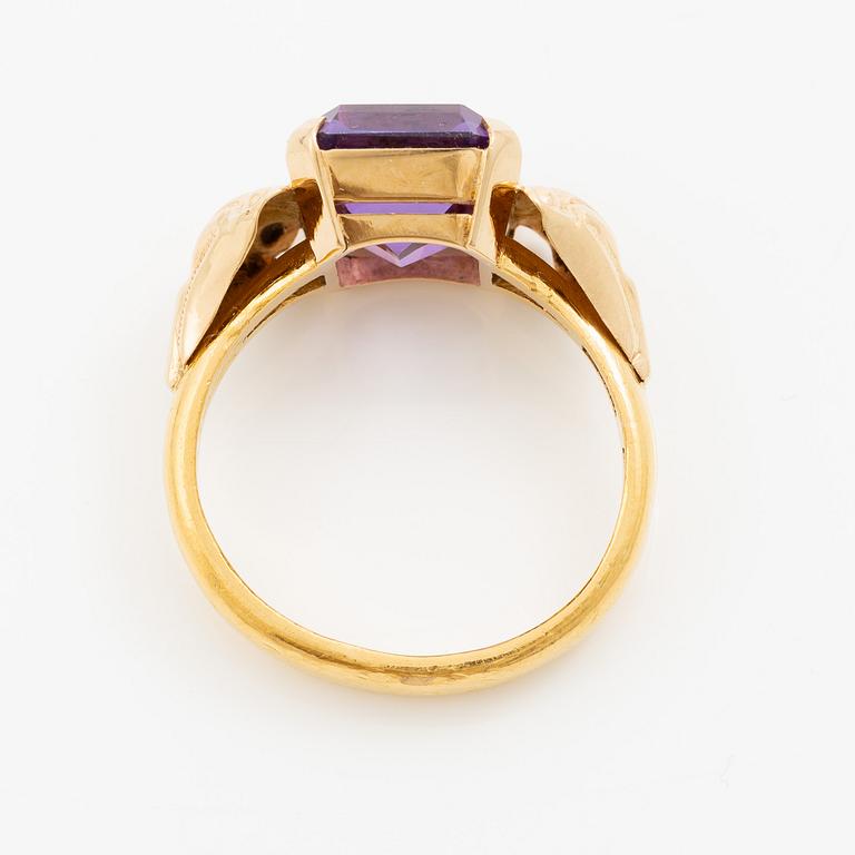 Ring 23K gold with synthetic stone.
