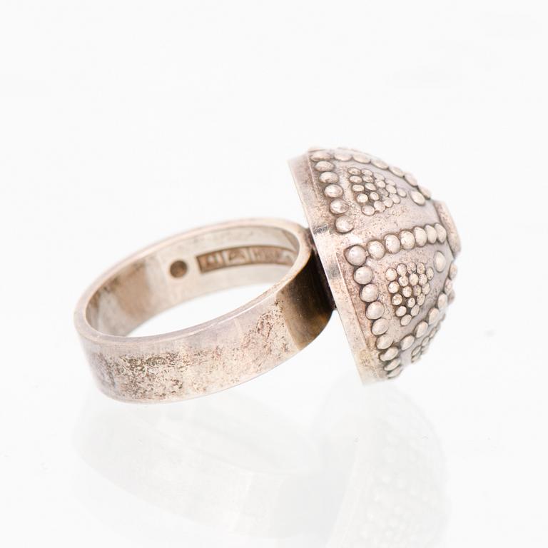 KAULAKORU, RANNEKORUJA, 2 kpl, ja SORMUS, "Halikon Kääty", hopeaa. Kalevala Koru 1972-83.