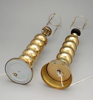 BORDSLAMPOR, 2 st, snarlika, mässing, Aneta, design Uno Dahlen, samt Enco, 1960/70-tal.