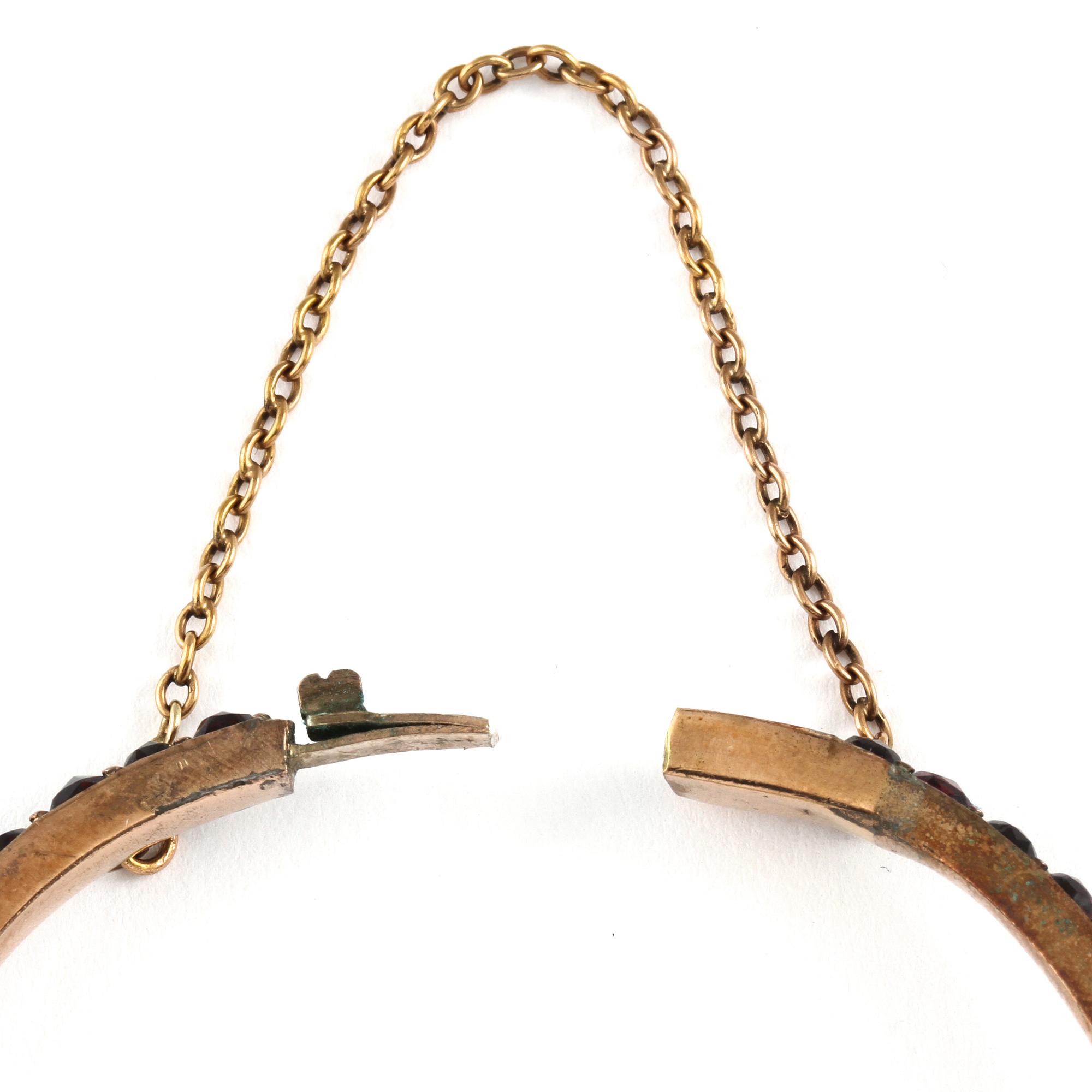 ARMRING, silver med fasettslipade granater.