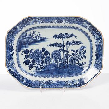 A Chinese blue and white porcelain tureen with cover and a serving dish, Qing dynasty, Qianlong and Jiaqing.