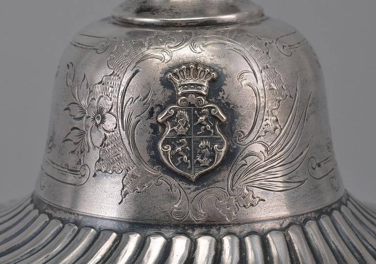 KANDELABRAR, ett par. Silver, Österrike-Ungern slutet av 1800 t. Vikt 2749 g.