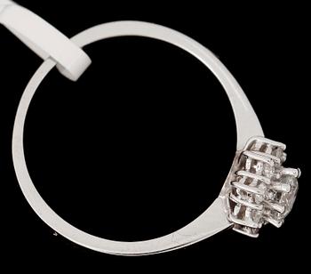RING, 14k vitguld med briljantslipade diamanter, centralt  ca 0,31 ct samt 8 st tot ca 0,19 ct. Vikt ca 2,74 gram.
