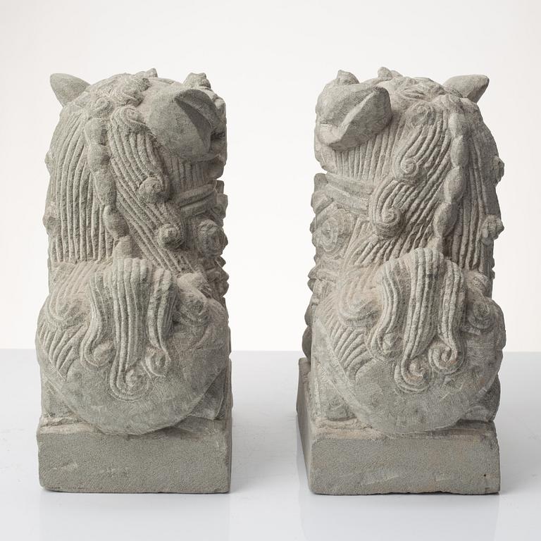 Skulpturer, ett par, Kina, 1900-talet senare del.