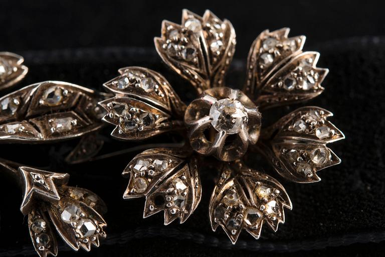 Collier, antik- och rosenslipade diamanter ca 1.13 ct. infattade i silver på 18K guldbotten. Vikt ca 8 g.
