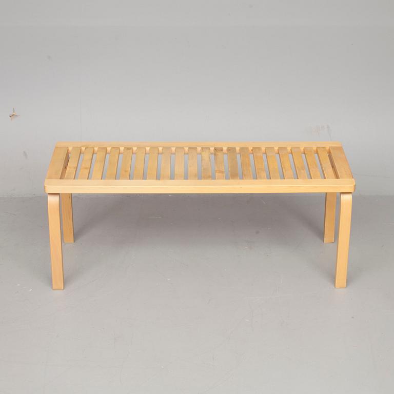 BÄNK, 153A, Alvar Aalto, Artek. Modellen formgiven 1945.