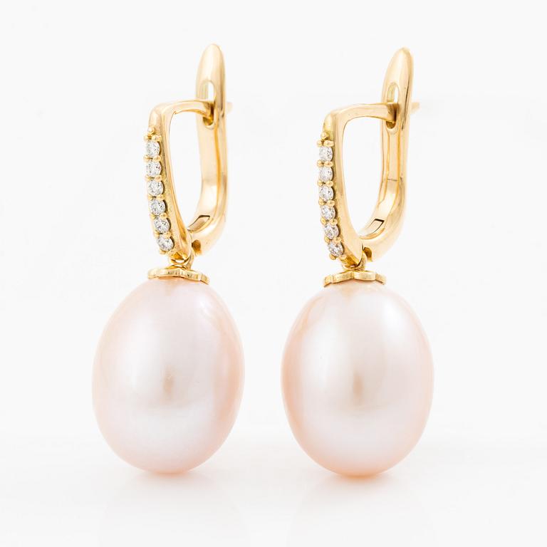 Örhängen 18K guld med odlade sötvattenspärlor och briljantslipade diamanter.
