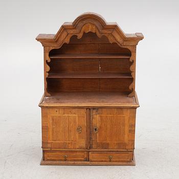 Hängskåp, 1700-talets första hälft, Senbarock.