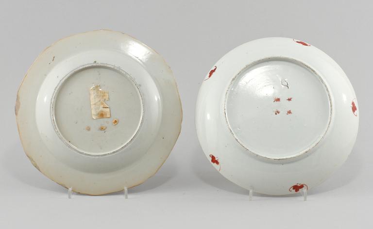 TALLRIKAR, 2 st, porslin, Kina, 1700-tal samt tidigt 1900-tal.