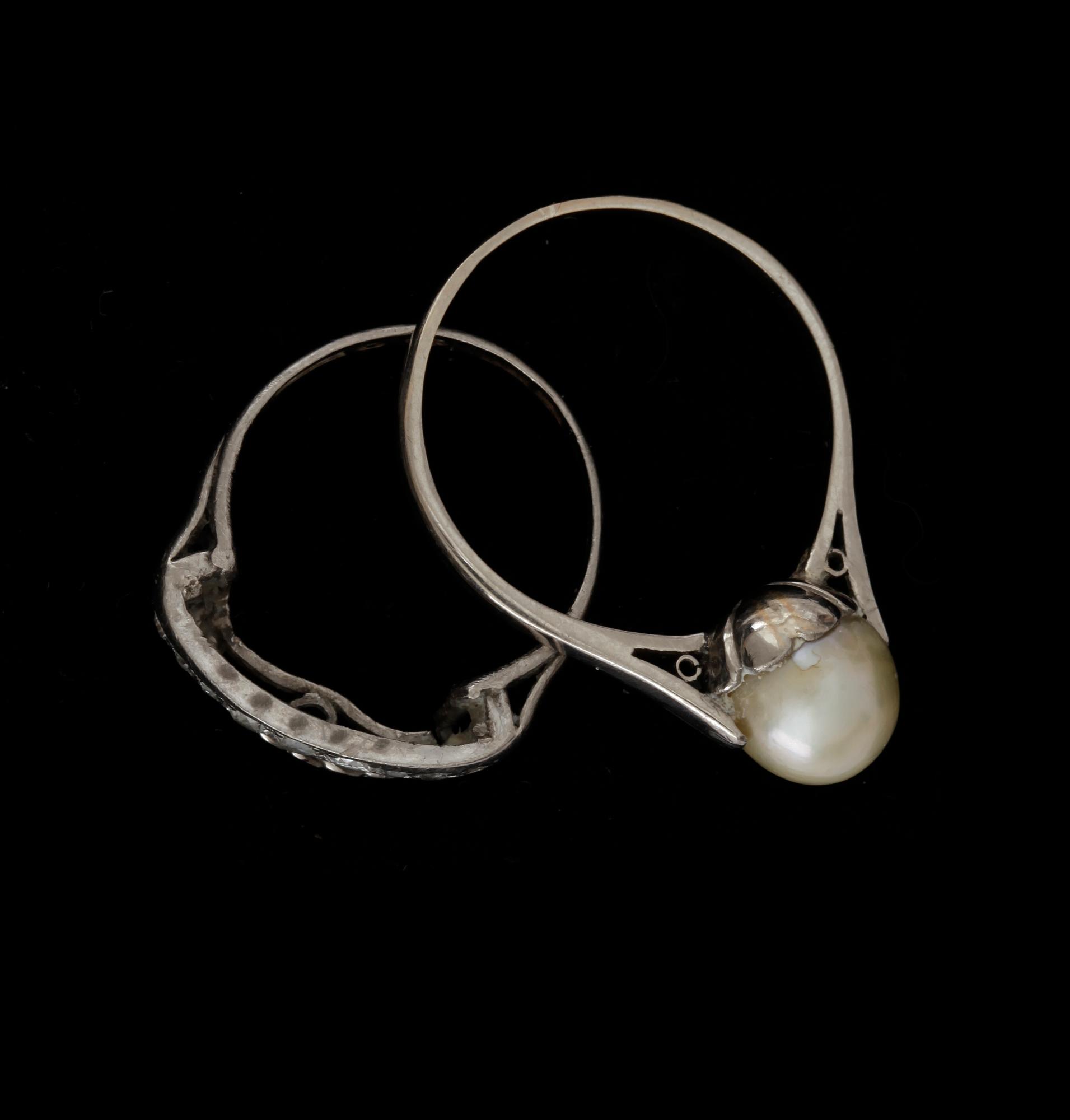 RINGAR, 18k guld med mindre diamanter och odlad pärla. Total vikt ca 5 gram.