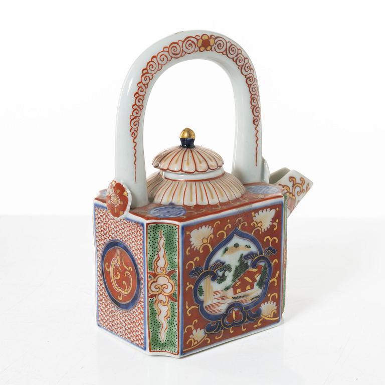 Tallrikar, fyra stycken, samt tekanna med lock, porslin. Japan, Meiji (1868-1912).