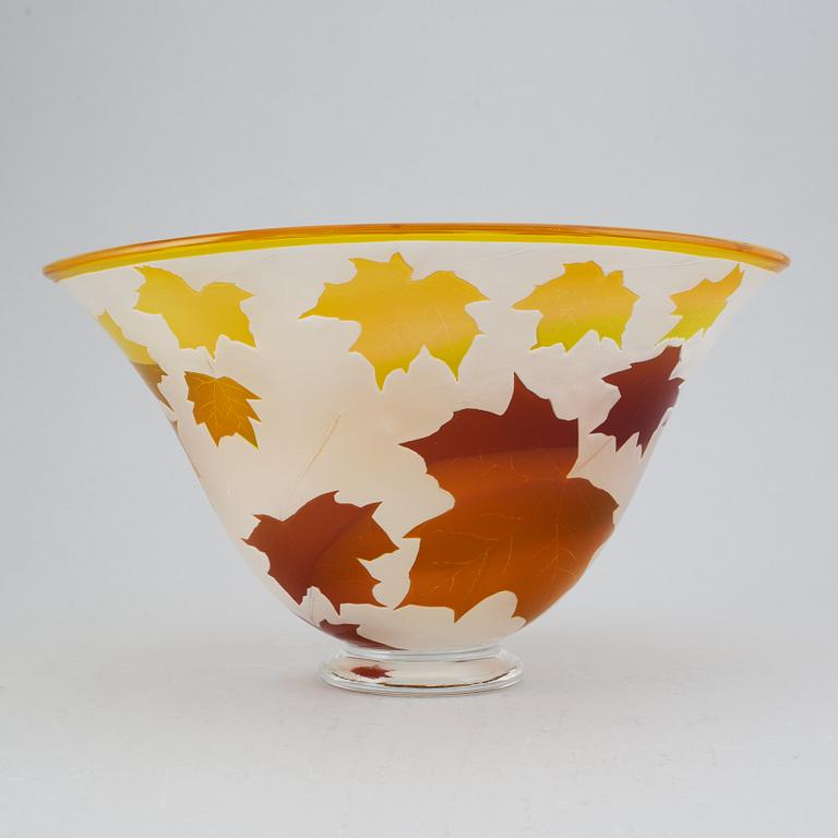 Swedish glass artist, a cameo glass bowl, unidentified signature, Sweden 1988, "unique" H/L.
