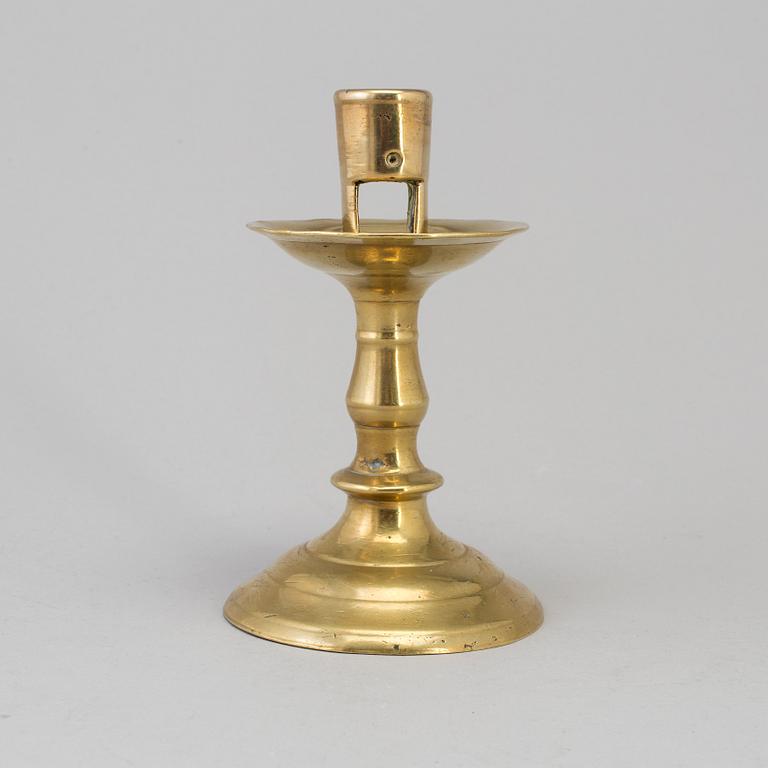 A 16TH CENTURY BRONZE CANDLESTICK.