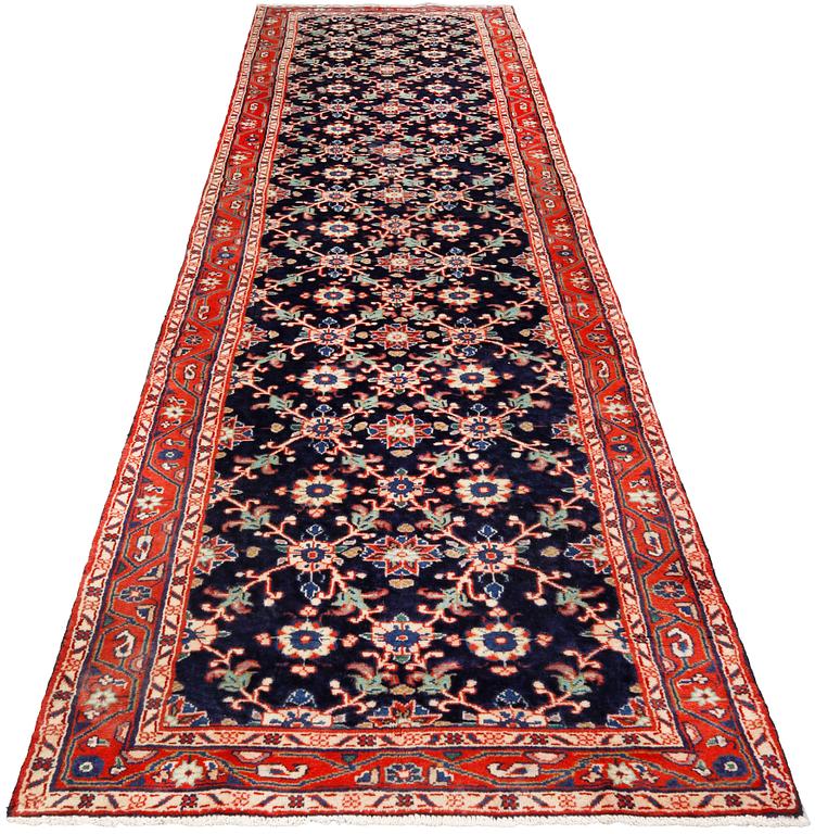 A Hamadan runner, ca 382 x 98 cm.