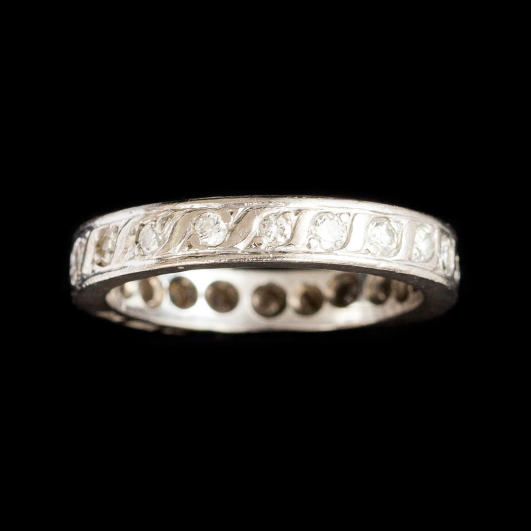 RING, 18k vitguld med briljantslipade diamanter, tot ca 0,40 ct. Malmö 1965. Vikt 4,6 g.