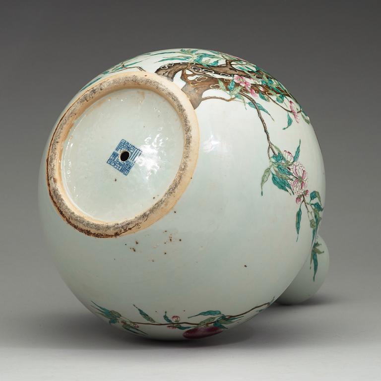GOLVVAS, porslin. Qingdynastin, omkring 1900 med märke.