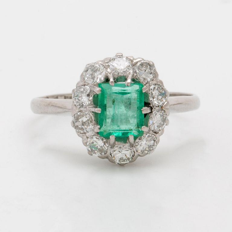 Ring 18K vitguld med 1 smaragd ca 5x4 mm samt briljanter ca 0,50 ct totalt,  Peterson Stockholm,