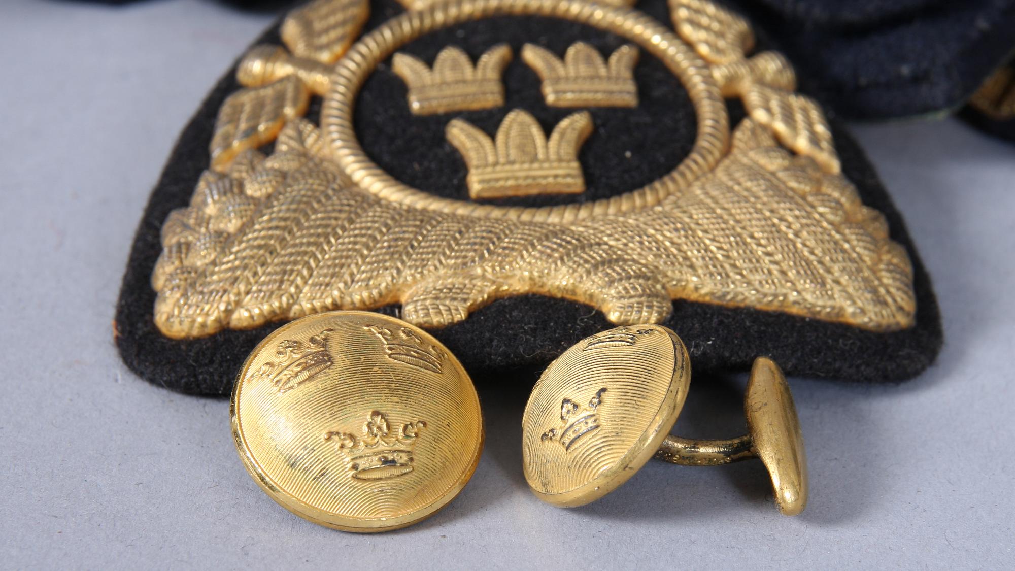 PARTI KNAPPAR, MÖSSMÄRKEN samt AXELKLAFFAR.