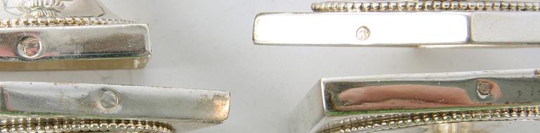 SALTKAR, SENAPSKANNA OCH PEPPARSTRÖARE, 4 delar. Gustaviansk stil. Utländska stämplar.