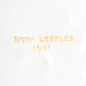 Terrin med lock, porslin, Monbijou Bavaria, signerad och daterad Emma Leffler 1901 i locket.