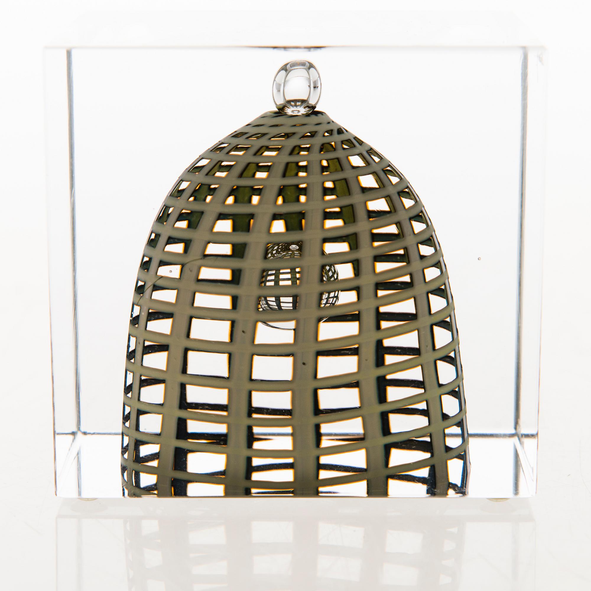 OIVA TOIKKA, AN ANNUAL CUBE, glass, signed Oiva Toikka Nuutajärvi 2002, numbered 98/2000.