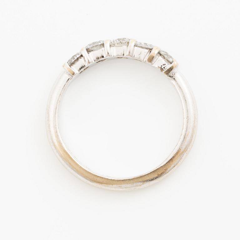 Ring in 18K white gold set with round brilliant-cut diamonds.