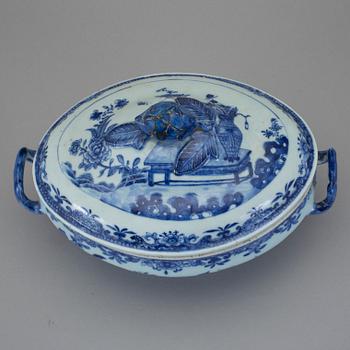TERRIN med LOCK, samt SKÅL, porslin, Kina, 1700-tal.