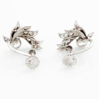 Ett par örhängen 18K vitguld med runda briljantslipade diamanter.